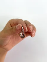 Aros colgantes de plata 925 con forma de luna creciente calada con estrellas.