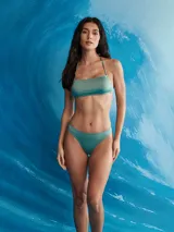 Bombacha de bikini tipo colaless, color negro liso, con corte clásico y tiro bajo.