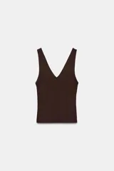 Musculosa de punto rib color marrón con mezcla de algodón, escote en V y tirantes anchos.