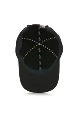 Gorro trucker color negro con visera curva y diseño clásico. Presenta un pequeño bordado frontal en color blanco con la silueta de un pingüino.