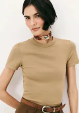 Blusa de manga corta color beige, con cuello redondo y tejido acanalado, de corte ajustado al cuerpo.