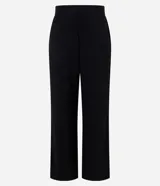 Pantalón de sastrería modelo wide leg, de tiro alto, confeccionado en tejido crepé. Presenta cierre frontal con botón y bolsillos traseros decorativos.