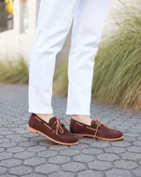 Zapato náutico de cuero gamuzado color marrón chocolate, con cordones y suela plana.