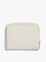 Billetera compacta Tommy Hilfiger color beige, con textura y monograma TH en bajo relieve. Cuenta con cierre de cremallera y detalle metálico del monograma en la parte frontal.