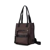 Mochila y cartera híbrida confeccionada en nylon de color beige con detalles y correas en negro. Posee dos asas superiores para llevar al hombro y correas traseras ajustables para usar como mochila. Presenta dos bolsillos frontales con cierre de cremallera y tiradores largos.