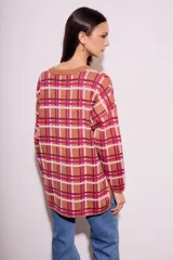 Sweater marrón con estampado de cuadros fucsia y blancos, de corte holgado y mangas largas.