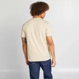 Camiseta de manga corta color beige, con cuello redondo y corte clásico.