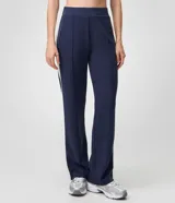Pantalón recto deportivo de modal color beige, con recortes laterales a contratono y cintura elástica.