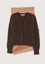Cardigan de punto marrón oscuro, de corte ajustado, manga larga y cuello alto.