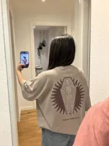 Remera oversize de color marrón topo con efecto acid wash, cuello redondo y manga corta. Cuenta con un pequeño estampado gráfico frontal con el texto 'WAKE UP IND' y una calavera.