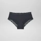 Pack de tres culottes de canalé fino con terminaciones de encaje, en colores negro, blanco y gris.