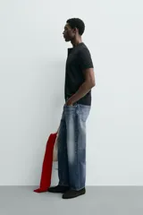 Camiseta blanca de manga corta con cuello redondo y tapeta de botones frontal (cuello panadero o henley).