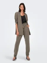 Blazer largo de punto elástico marca JDY, color beige, con cuello de solapas y diseño abierto sin botones.
