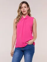 Blusa sin mangas de crepé color fucsia, con cuello alto drapeado y torsión central frontal.