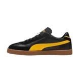 Championes Puma modelo Club Li Era, con diseño de perfil bajo en color negro, franja lateral blanca característica de la marca y suela de goma color caramelo. Presenta detalles en dorado en el logo lateral y la lengüeta.
