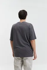 Remera de manga corta para hombre, corte oversize, color gris oscuro.