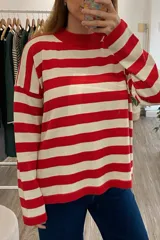 Sweater tejido a rayas horizontales rojas y blancas, de manga larga y cuello alto. Diseñado y hecho en Uruguay.