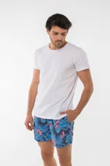 Short de baño azul con estampado de flamencos.