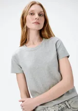 Remera verde claro de algodón, de corte clásico y mangas cortas.