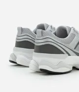 Championes de running Viko con diseño de paneles superpuestos en tonos gris y plateado. Presentan una combinación de malla técnica y detalles sintéticos, con suela de plataforma robusta y cierre mediante cordones.