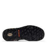Bota de trekking Columbia con empeine de gamuza impermeable en color verde oliva, cuello acolchado negro y suela de caucho en tono beige. Presenta cordones técnicos con detalles en naranja y herrajes metálicos para un ajuste seguro.