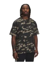 Remera de manga corta con estampado de camuflaje integral en tonos oscuros. Presenta cuello redondo acanalado y el logo de Project Rock bordado en el pecho en el mismo tono.