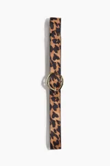 Cinturón de tejido revestido con estampado de leopardo y hebilla metálica dorada de diseño orgánico.