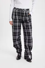 Pantalón de terciopelo azul con corte holgado y diseño tipo cargo. Presenta bolsillos laterales y una textura suave con acabado brillante.
