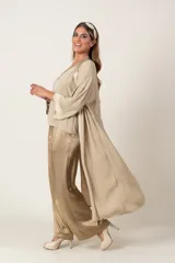 Túnica larga color borgoña de crepe con vivo de satén al tono.