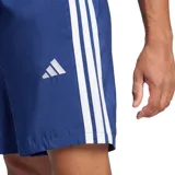 Short deportivo Adidas Chelsea, color azul, con tres franjas blancas verticales en los laterales y logo de Adidas en la pierna derecha. Posee cintura elástica con cordón de ajuste.