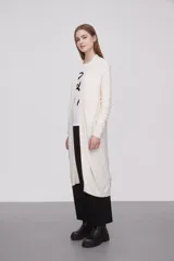 Saco largo abierto de viscosa, con mangas largas y diseño holgado.