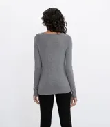 Cardigan de punto color mostaza con escote en V y cierre frontal de botones. Presenta mangas largas y diseño ajustado al cuerpo.