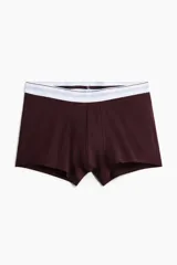 Pack de tres calzoncillos tipo bóxer trunk en punto elástico color borgoña, blanco y borgoña a rayas horizontales, con costuras planas y cintura elástica con logo. Confeccionados con tecnología Lycra® Xtra Life™.