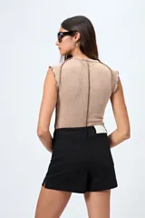 Short blanco de algodón con elastano, calce medio, bolsillos funcionales y tajos pequeños en el ruedo.