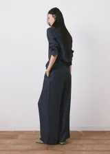 Pantalón azul marino de corte wide leg con diseño de rayas diplomáticas finas y tiro alto.