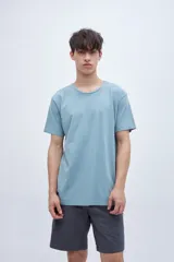 Remera de manga corta color blanco, con cuello redondo y corte holgado.