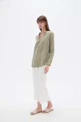 Blusa de viscosa con estampado de rayas verticales en tonos verdes y blancos, escote en V con cuello mao y manga larga.