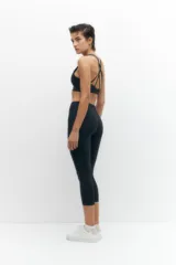 Calza capri deportiva color celeste, de tiro alto y corte ajustado.