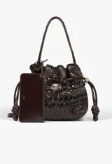 Cartera tipo bucket marrón oscuro de cuero con diseño trenzado y cierre de cordón ajustable, asa superior trenzada y monedero rectangular desmontable con cierre.