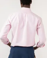 Camisa de hombre Oxford a rayas rosadas y blancas, con corte regular fit, cuello button-down, mangas largas, cierre frontal de botones y logo bordado en el pecho.