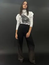 Remera blanca de algodón con cuello redondo y mangas largas abullonadas. Estampado abstracto en color cobre en el frente.