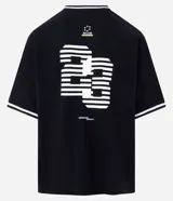 Remera deportiva de algodón, color negro, con corte oversized, cuello redondo y mangas cortas. Presenta ribetes contrastantes en blanco en el cuello y los bordes de las mangas. Tiene un estampado localizado en el pecho con tipografía en relieve y un pequeño logo en el lateral superior.
