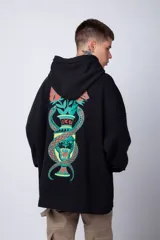 Buzo tipo canguro de corte oversize, color blanco, con capucha y cordones ajustables. Presenta un pequeño estampado de una rosa roja en el pecho y un bolsillo frontal tipo canguro.