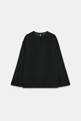 Blusa de cuello redondo y manga larga, confeccionada en tejido fluido con acabado satinado. Presenta un diseño de corte holgado, bajo recto y cierre en la espalda mediante una pequeña abertura con botón.