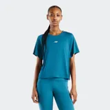 Remera deportiva New Balance Infinity Propel, color azul, de manga corta, con cuello redondo y el logo de la marca estampado en el pecho.