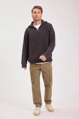 Jersey de punto grueso color gris oscuro, con cuello alto y cierre de cremallera frontal.