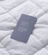 Campera acolchonada de poliamida con textura cuadriculada, cuello alto y cierre frontal por cremallera. Cuenta con bolsillos laterales y un diseño deportivo de corte regular.