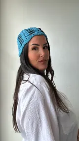 Gorro tejido al crochet color celeste, con diseño calado.