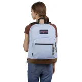 Mochila JanSport Right Pack color celeste con base de cuero marrón, logo de la marca en el frente y detalles en marrón.