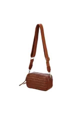 Bandolera de formato rectangular con textura efecto cocodrilo, cuenta con cierre superior y correa larga ajustable con logo de la marca estampado.